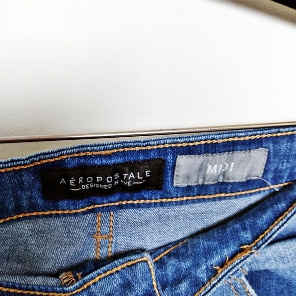 Aeropostale Midi Distressed Light Wash Shorts Size 4 - Picture 5 of 6